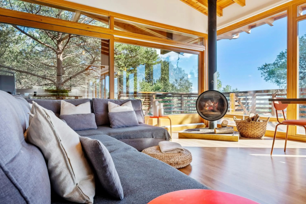 Casa nórdica en el bosque con vistas al mar