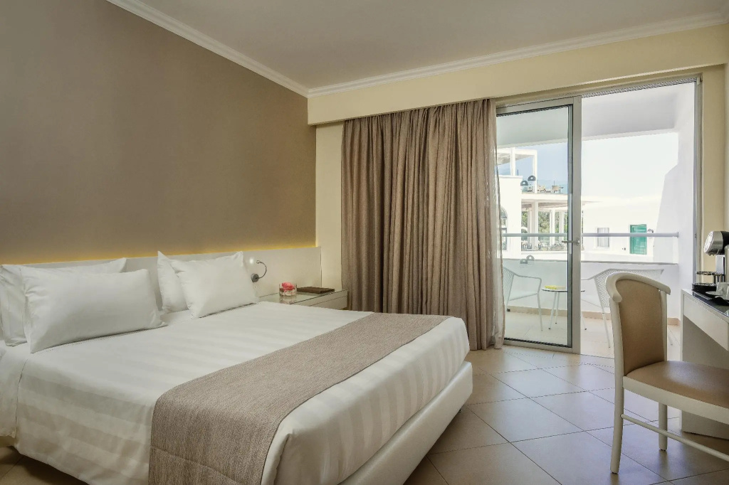 Deluxe Double room with garden view (full double bed)