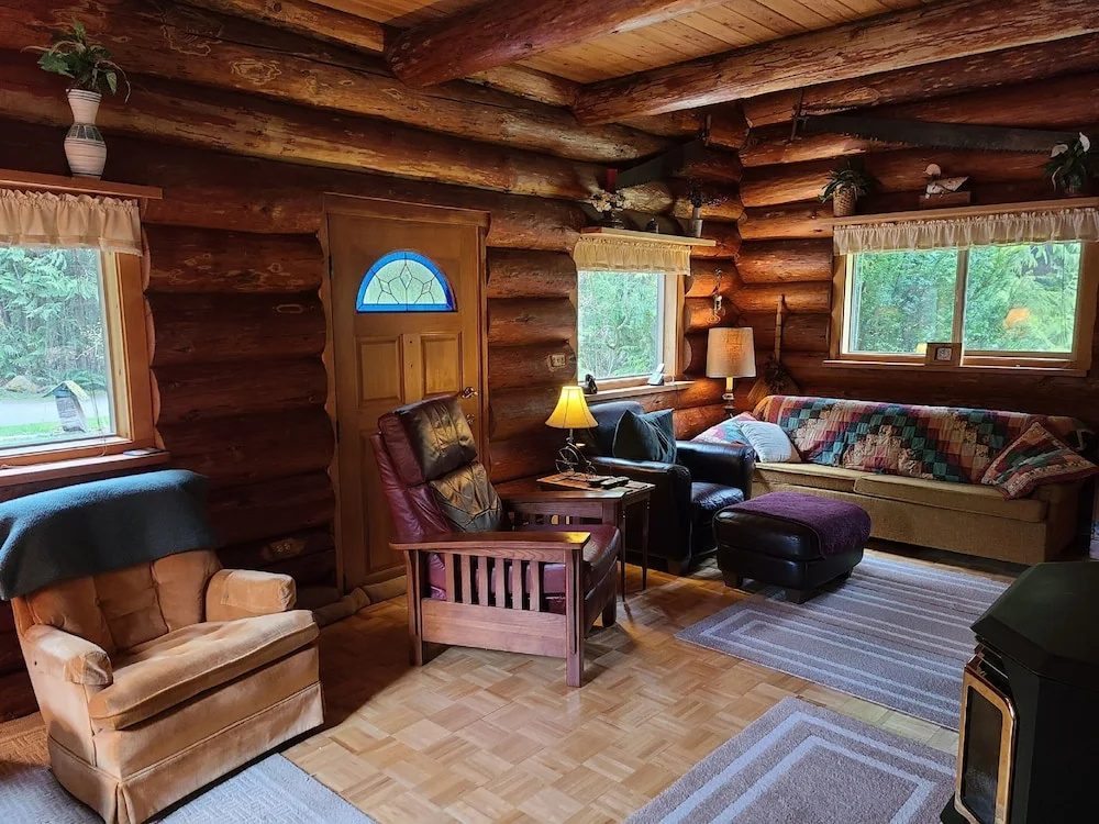 Two Bedroom Real Log Cabin With Wifi and EV Char ger