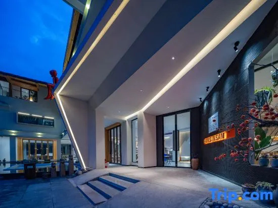 Hailuogou Luanxi Hidden Mountain Snow Mountain Scenic Hot Spring Resort Hote
