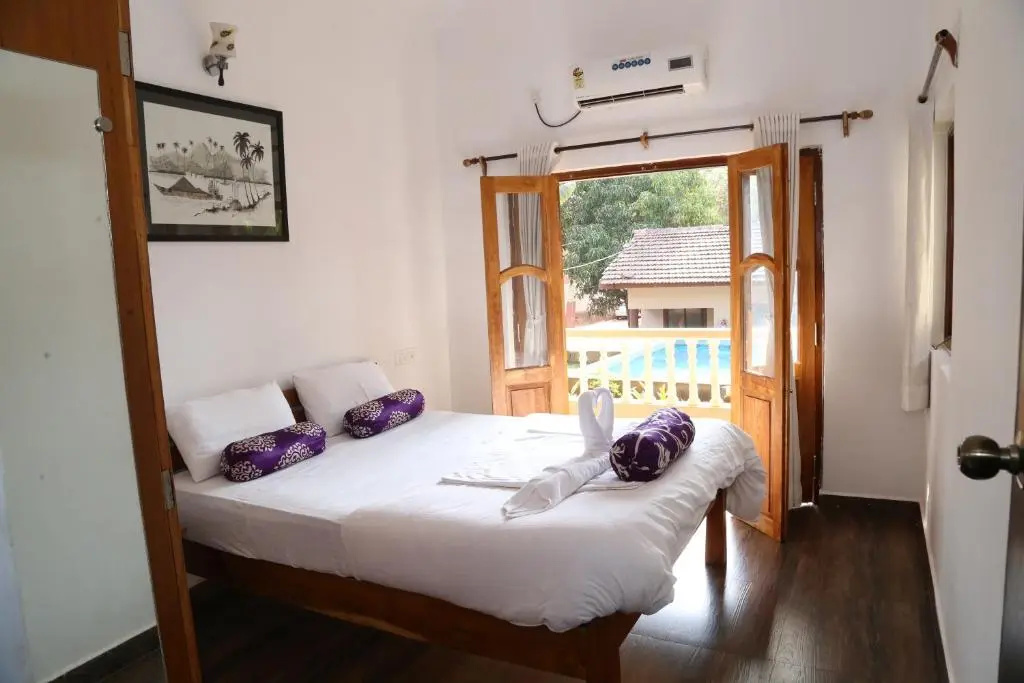 Suite with pool view