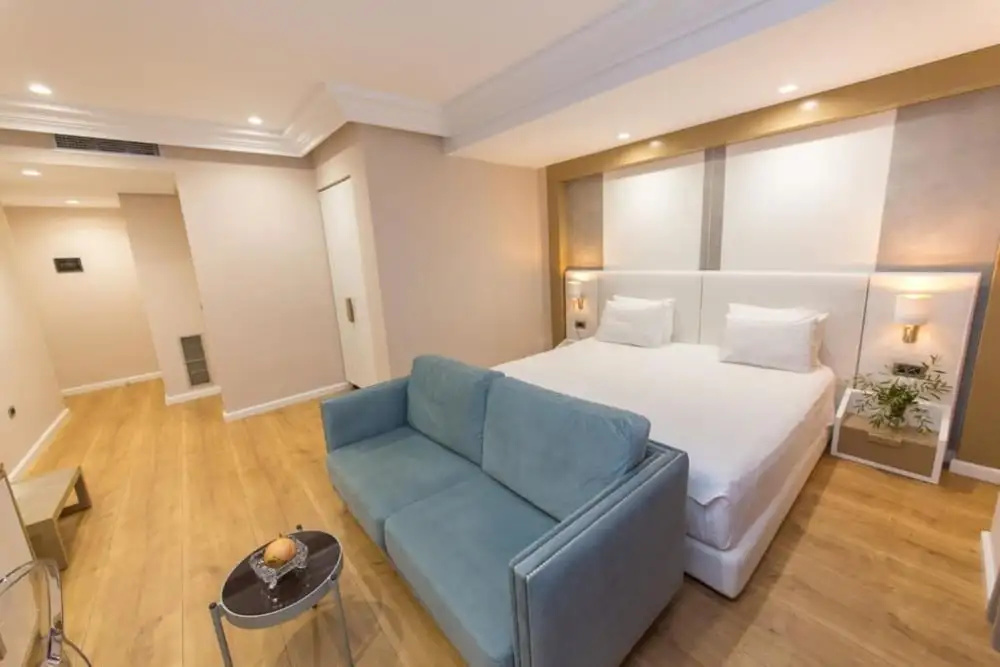 Superior Double room with balcony and with partial sea view (full double bed)