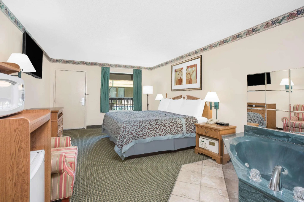 Deluxe Double room (full double bed)