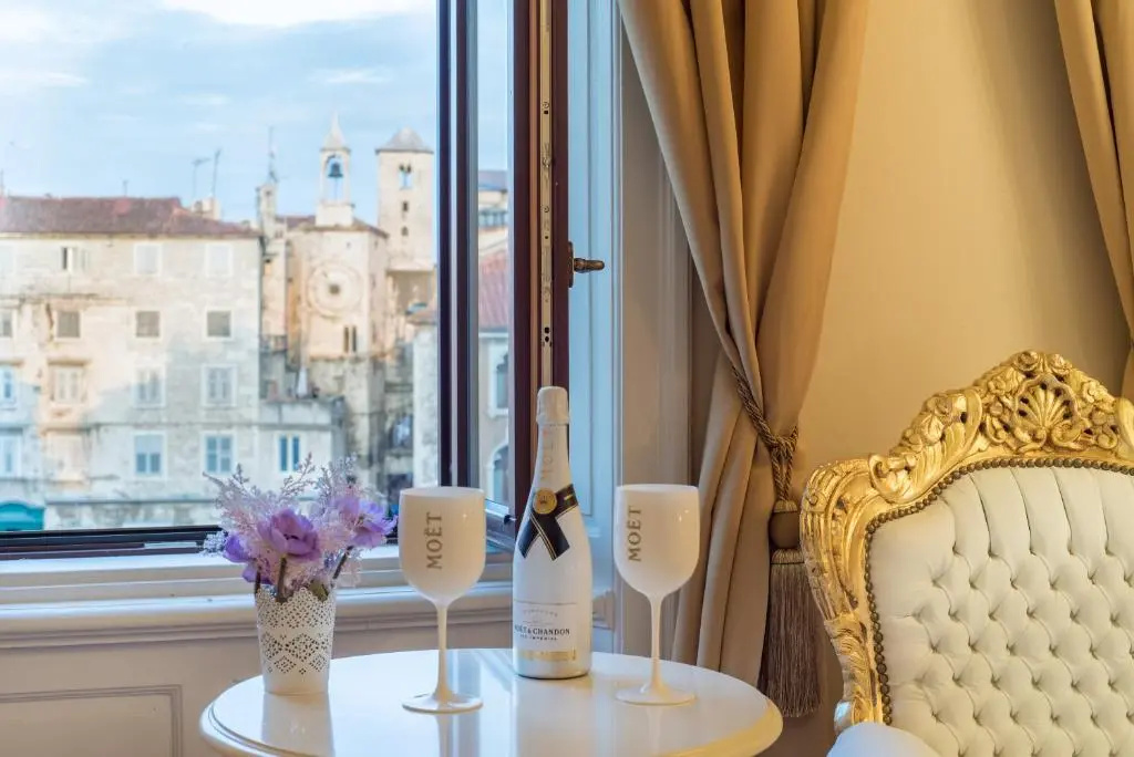 Superior Double room with city view (full double bed)