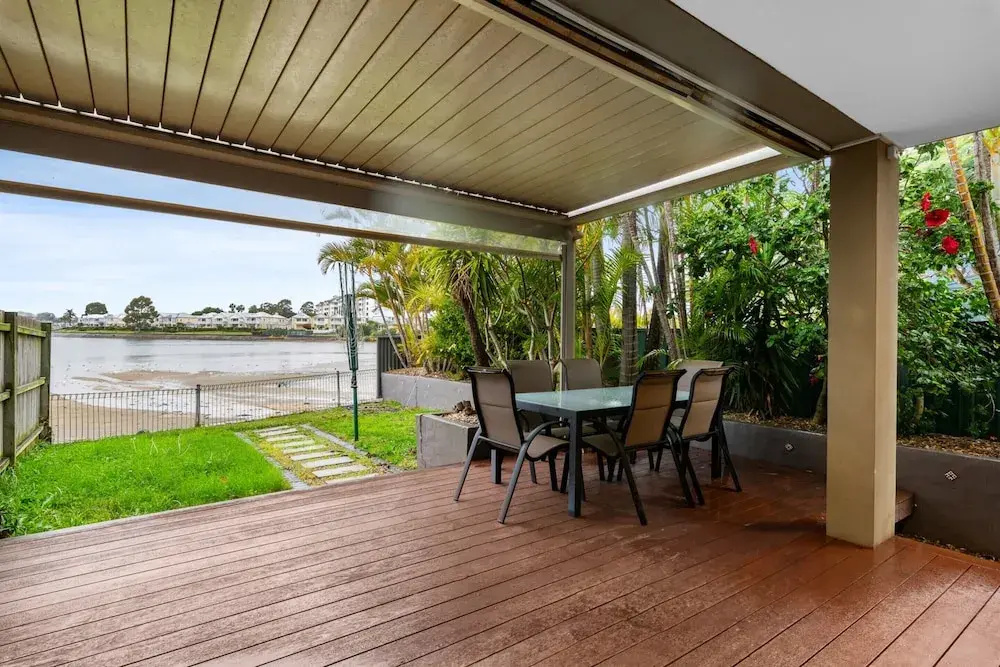 Modern 3-bed With Pool & Water Views by Beach