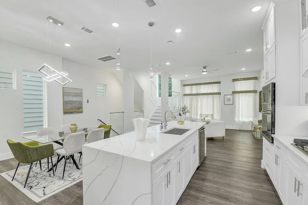 Luxe 3 BR w/ Garage + Patio, 5 min NRG & Med Ctr — 5