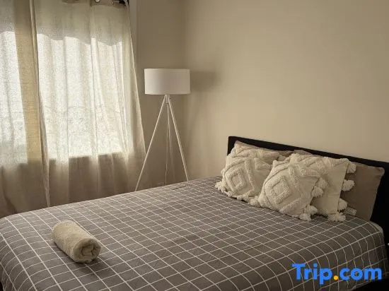 Cozy Studio Retreat in Saint Albans with Private Entrance