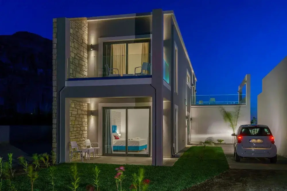 Beachfront Luxurious Villa With Private Pool 30m to Shops Restaurants