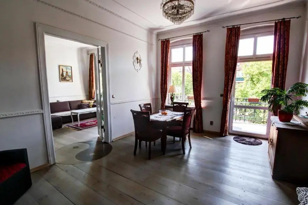 City center, sunny spacious luxury!