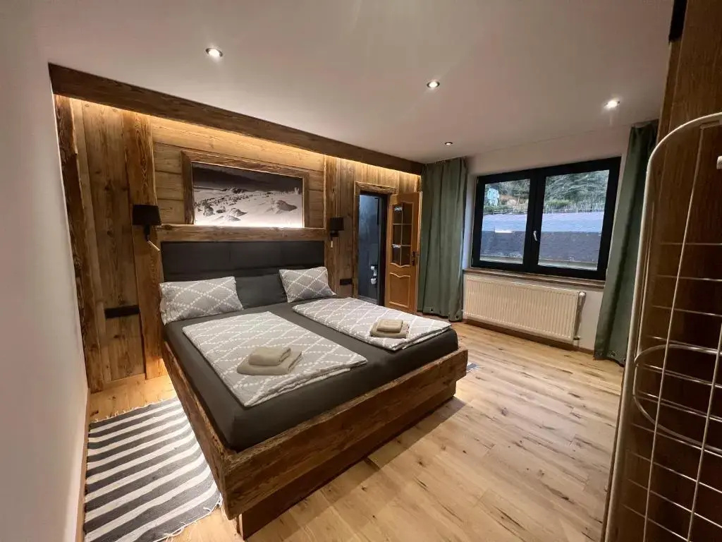 Deluxe Double room (full double bed)