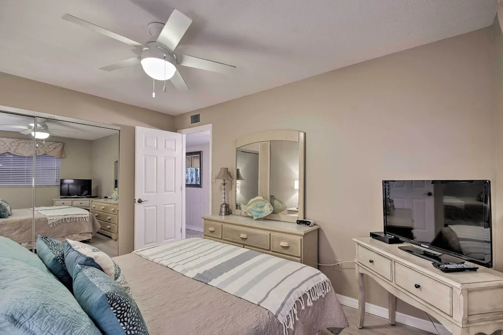 Pool Access! Indian Shores Beachfront Condo