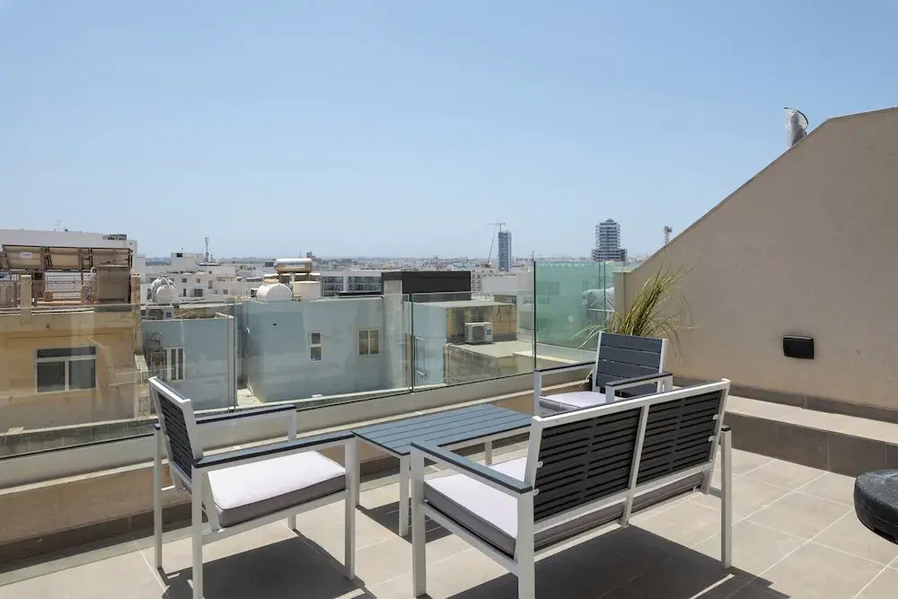 Sunlit Top Floor 2BR APT Big Terrace