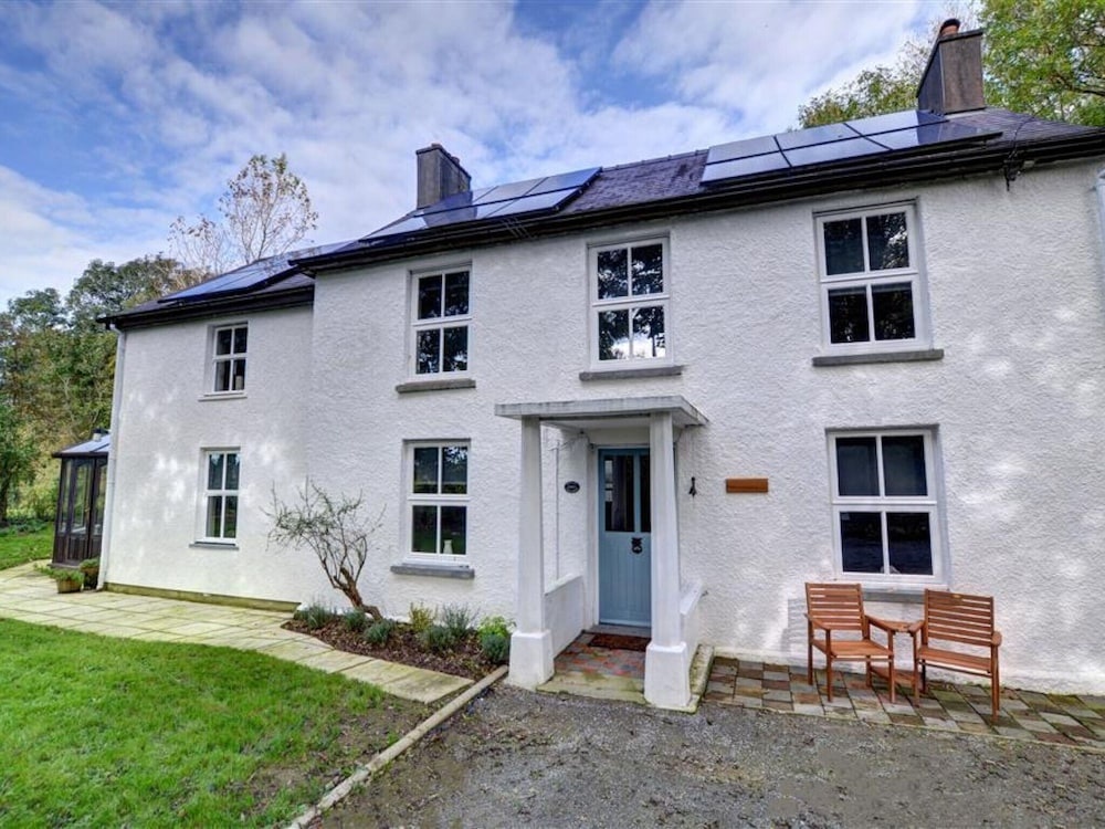 Restful Holiday Home in Glandwr near River
