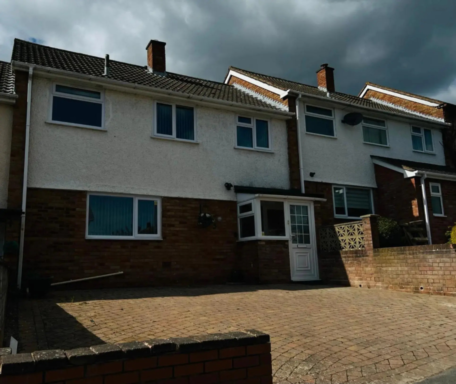 One king bed, fast WI FI, pool table jacuzzi gym and free parking near city