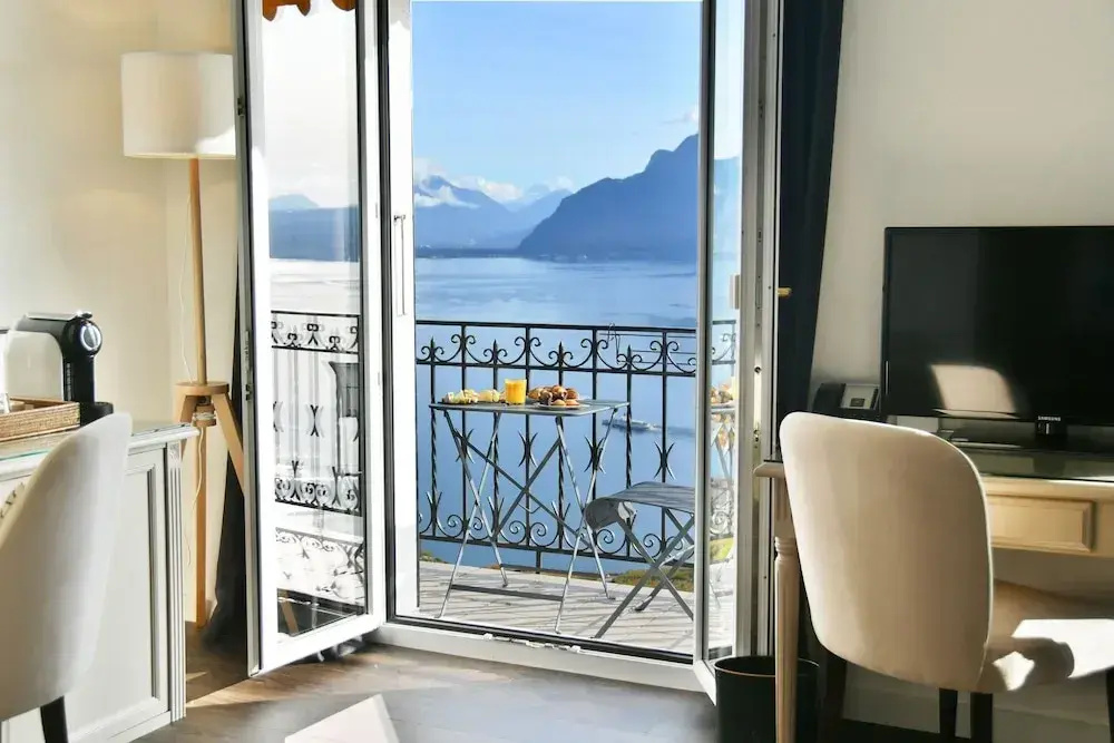 Deluxe Double room with lake view (full double bed)
