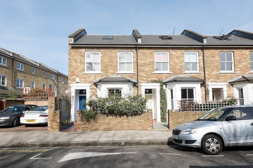 Fabulous 4BR Family Home in East London