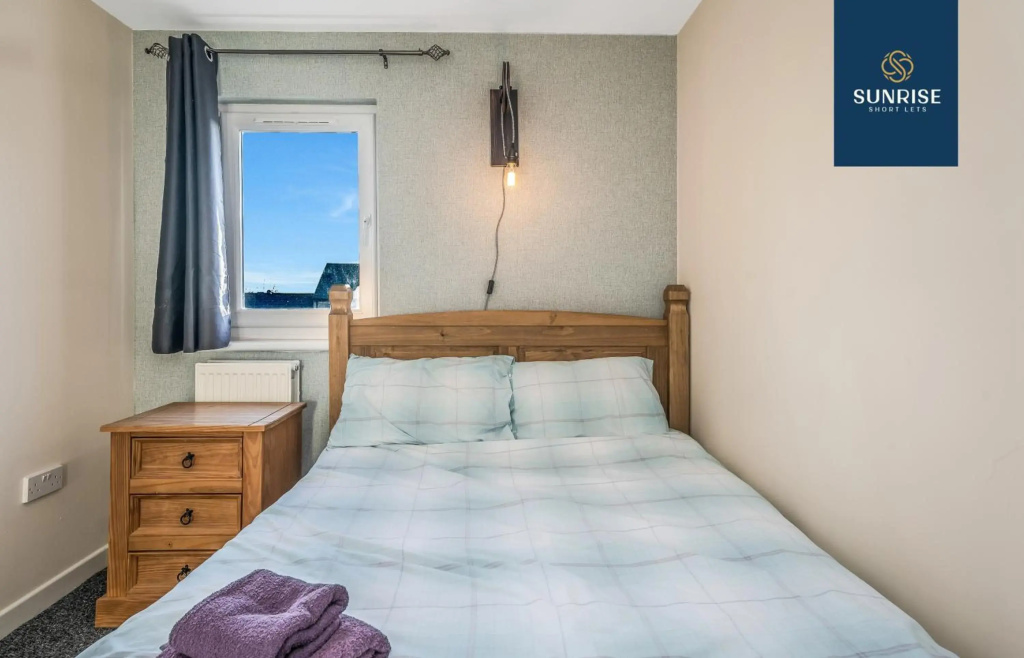 THE LAW, Great Contractor Accommodation, 4 Rooms with TVs, Central, Free Parking, WiFi, Self-catering for Families, Tourists, Relocation, Groups, Long Stays Welcome