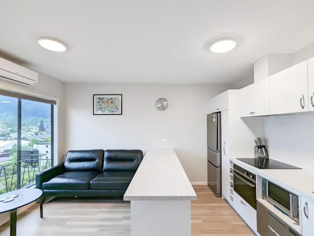 Central Location - 2 Bedroom Aptmt with Lake View