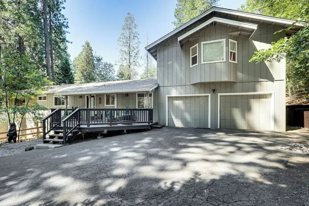 Arnold Family Cabin w/ Hot Tub, Arcade & Deck