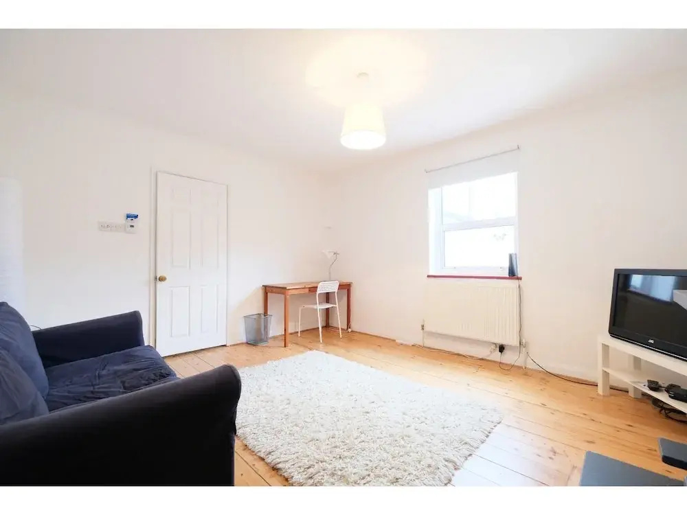 Beautiful, Bright and Spacious Flat for 4