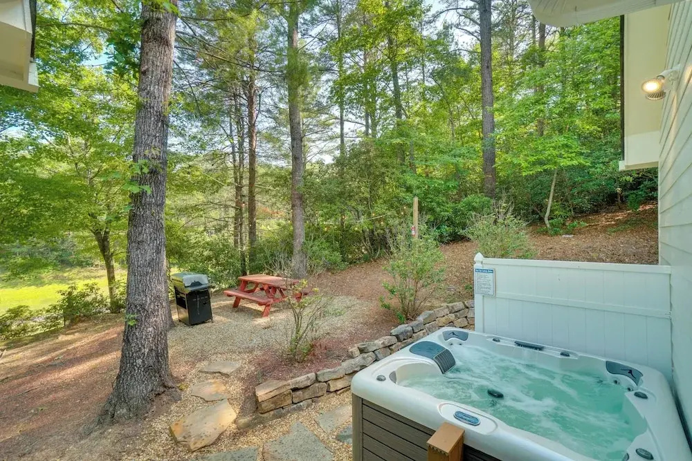 Helen Retreat w/ Hot Tub, 2 Mi to Downtown!