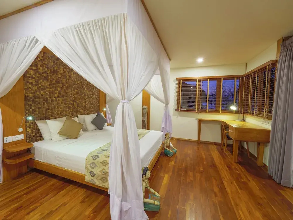 Grand room with balcony