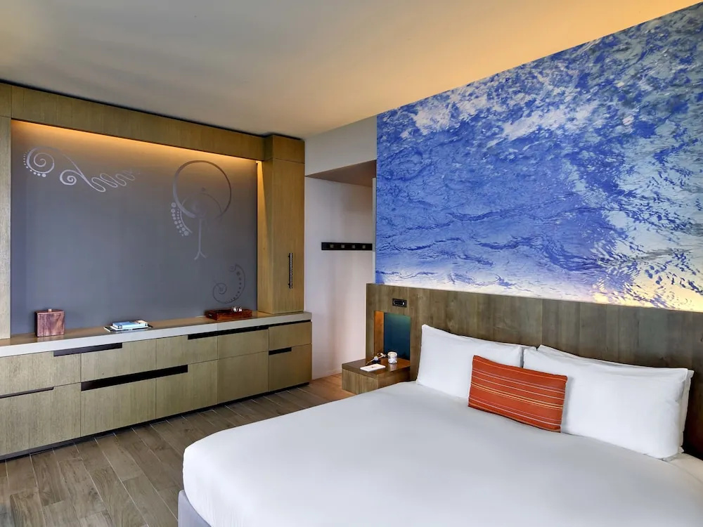 Corner Double room with balcony (full double bed)