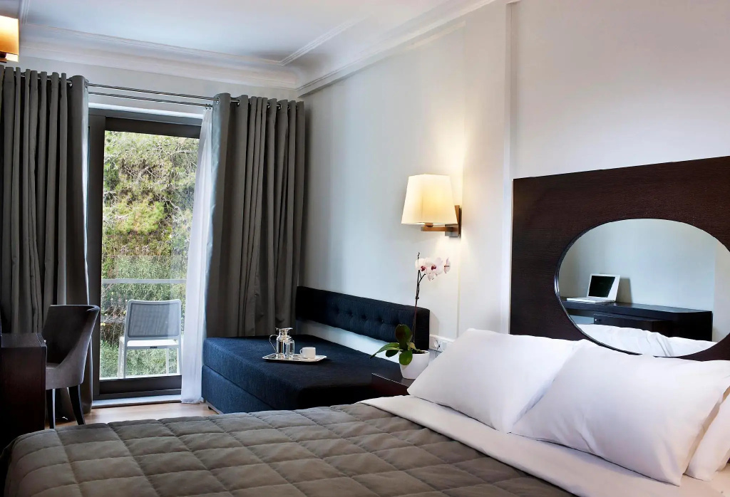 Superior room with city view