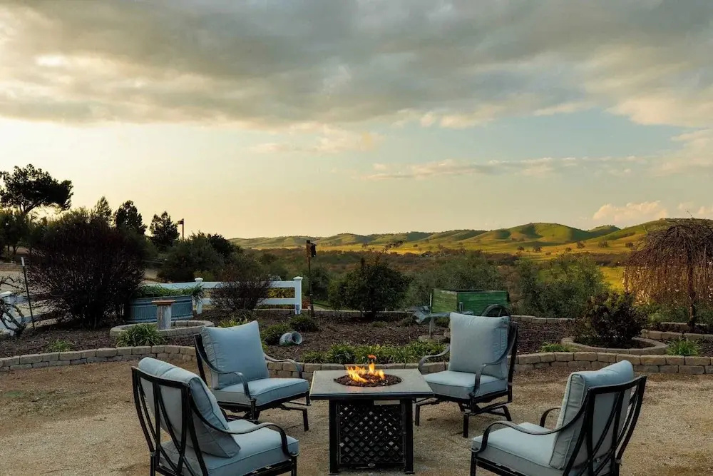 4.5 Acre Secluded Ranch w/ Panoramic Views Fire Pit Olive Ranch by Avantstay