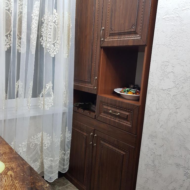 Апартаменты c 1 комнатой в Сдаётся в 2-х ком.кв. 1 комната на берегу моря на 2 человека. Проживание с хозяевами.