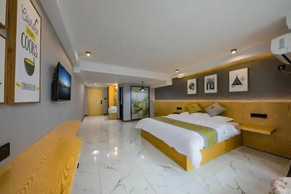 Dingfeng Hotel (Caijia Subway Station)