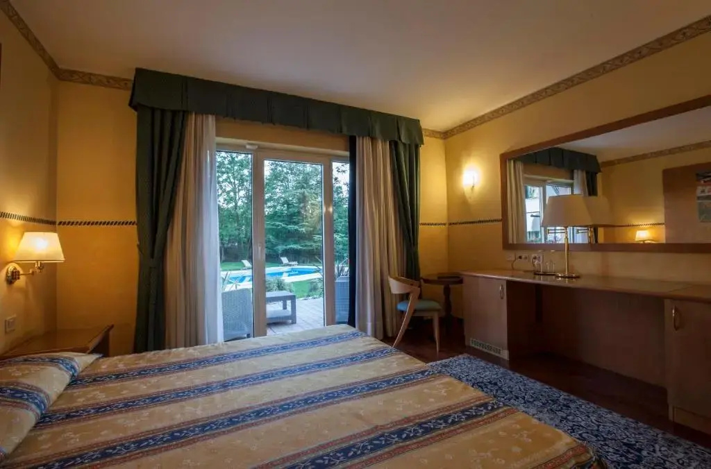 Deluxe Double room (full double bed)