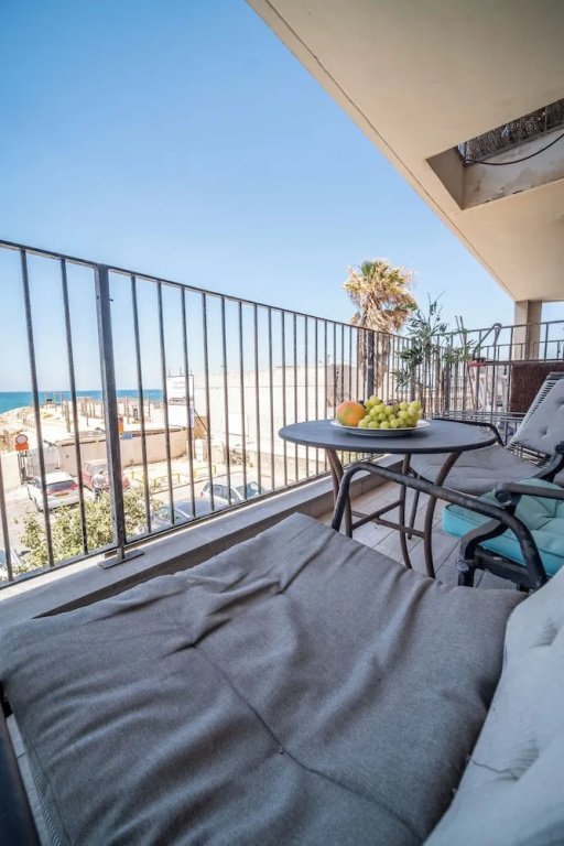 Stylish 1BR Beach-Front Apt w Sea View