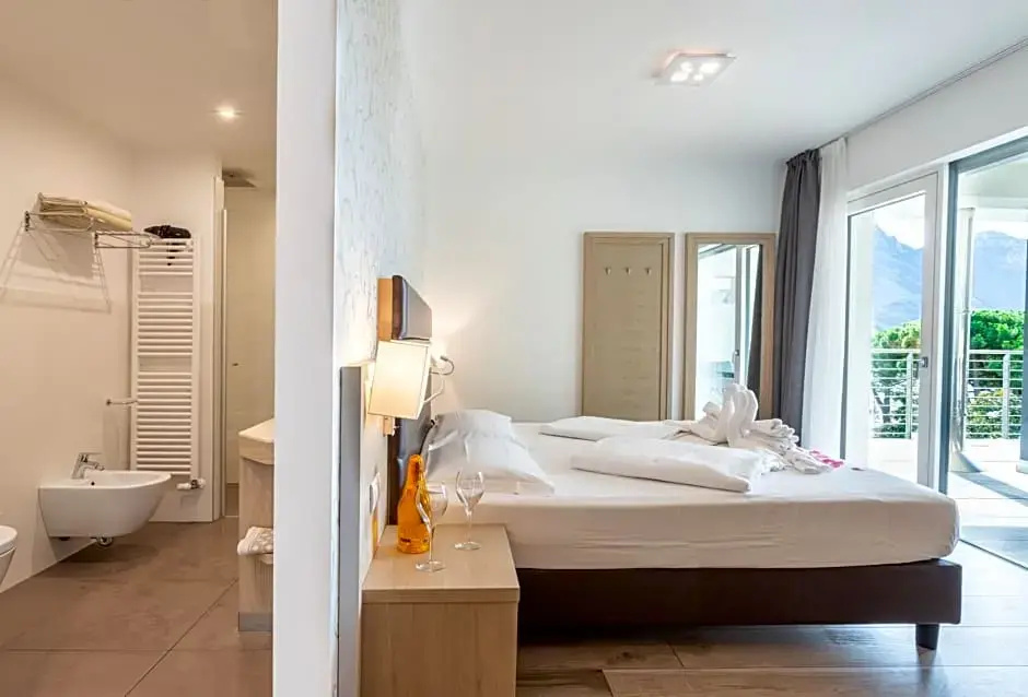 Double Suite with lake view (full double bed)