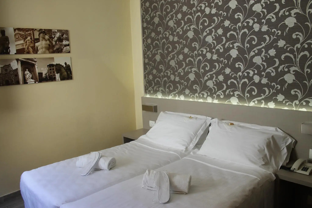 Double room (full double bed)