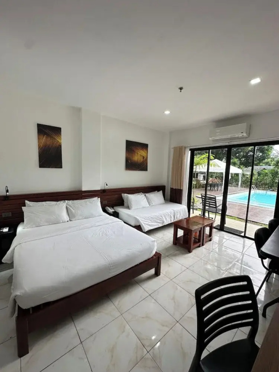 Deluxe Triple room with pool view