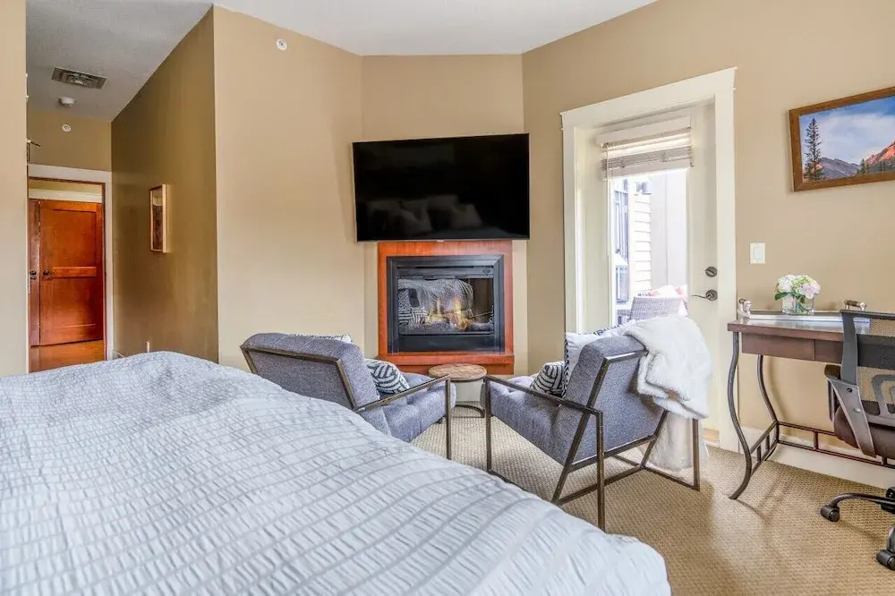Luxury 3-Br Penthouse | INDOOR Pool & Hot Tub | Pool Table | 2 Decks + Mtn Views - фото 6