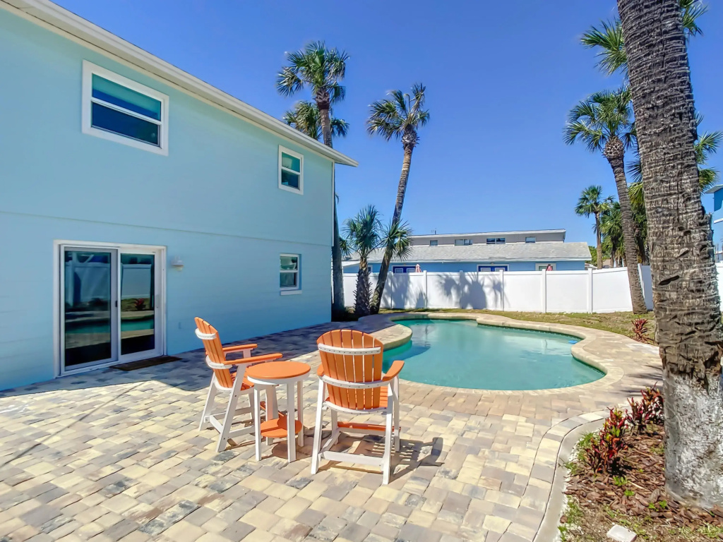 One Piece ~ Duplex with Pool! ~ 2 Minutes from Beach & Flagler Avenue
