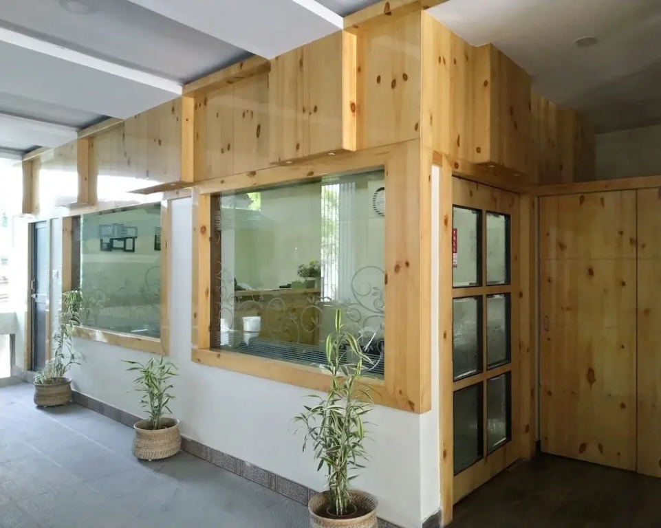 Lobby & Reception