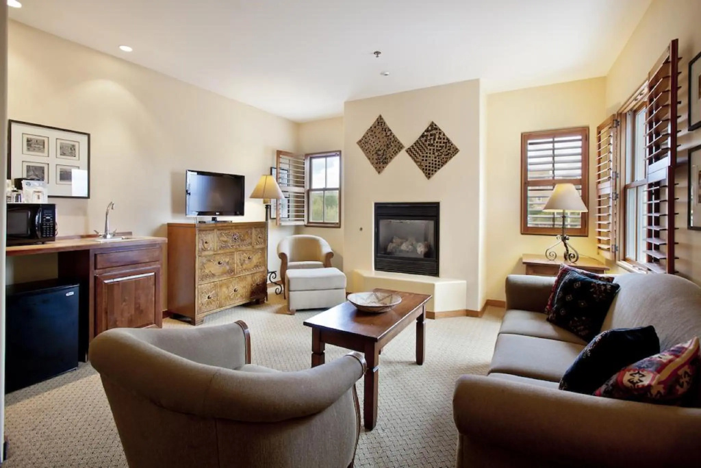 Deluxe Double Suite (full double bed)