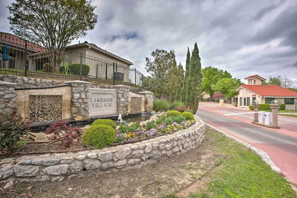 7 Mi to Winery: Lakefront Rockwall Home w/ Deck