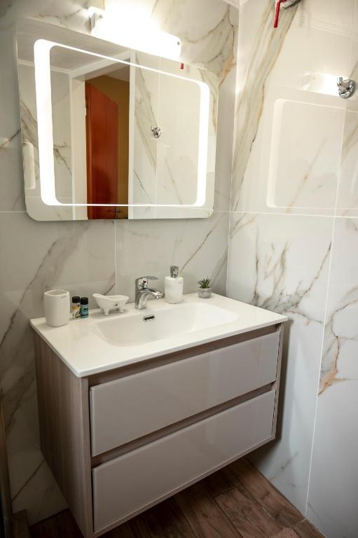 Stylish studio apartment — 5