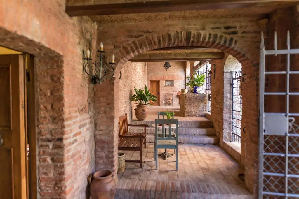6 Bedrooms Villa