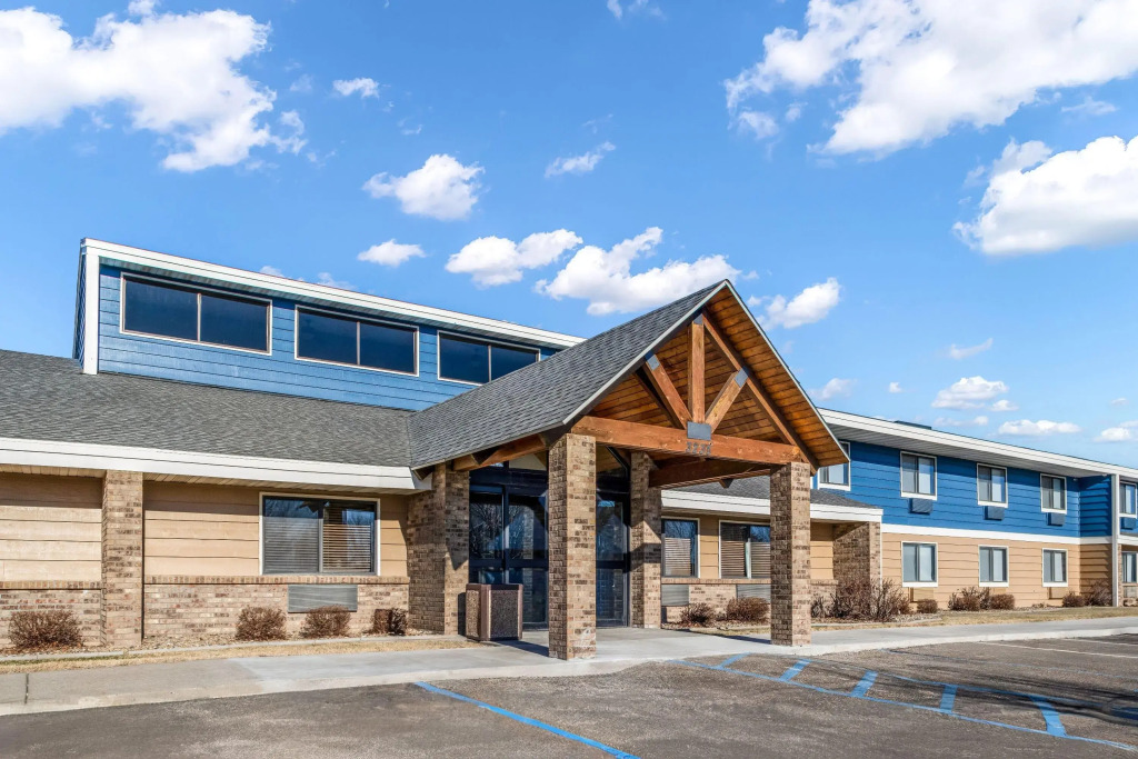 AmericInn by Wyndham Bismarck — фото