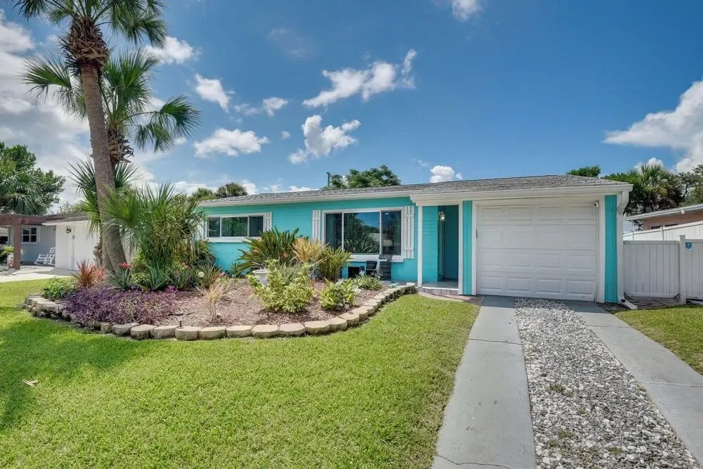 Ormond Beach Getaway, Walk to Coast & Restaurants!
