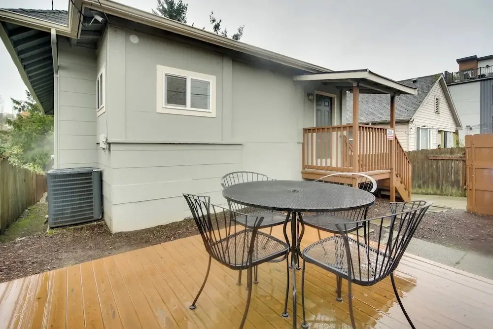 2 Mi to Lumen Field! 2nd-floor Apartment w/ Deck