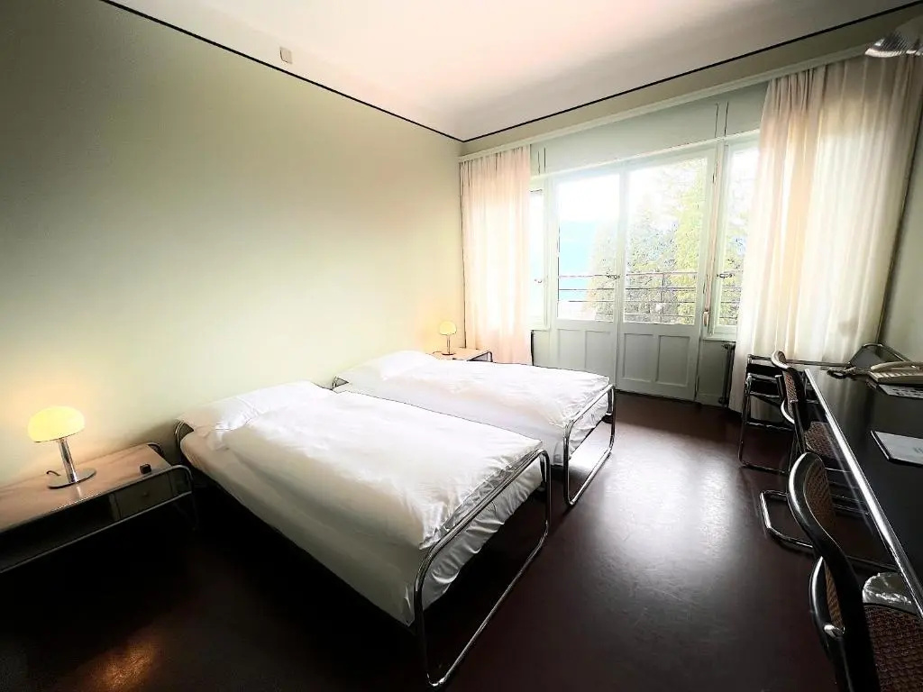 Standard Double room with lake view (full double bed)