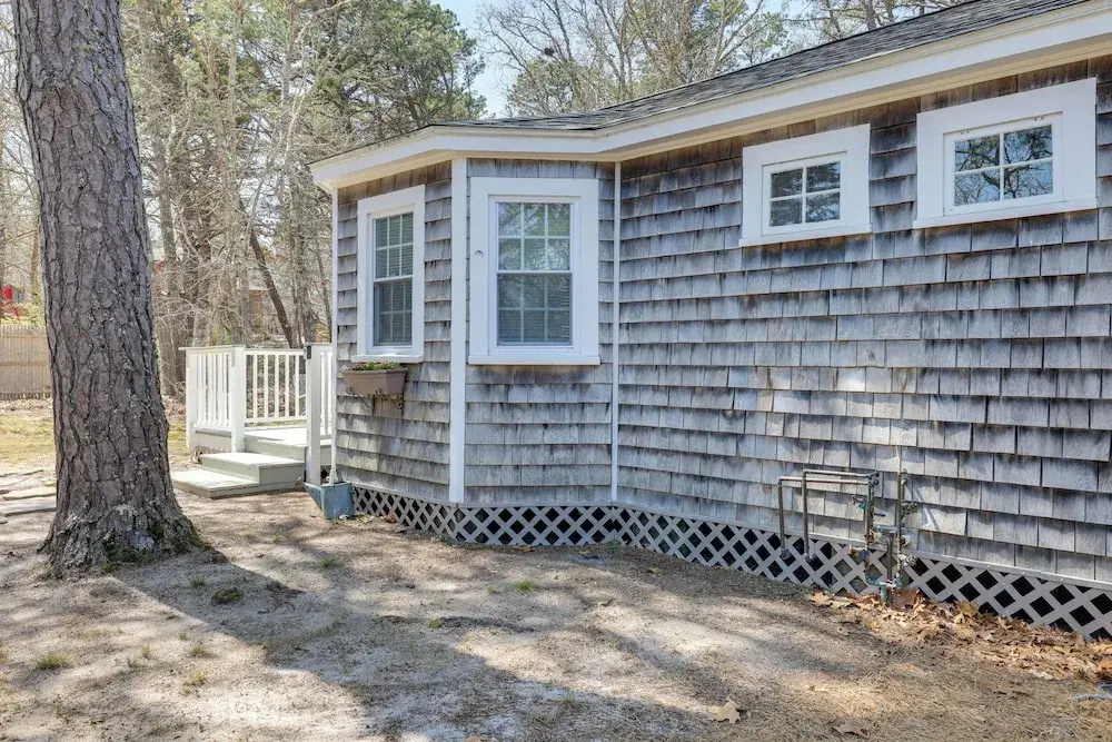 2 Mi to Coastline: Cozy Wellfleet Escape w/ Deck