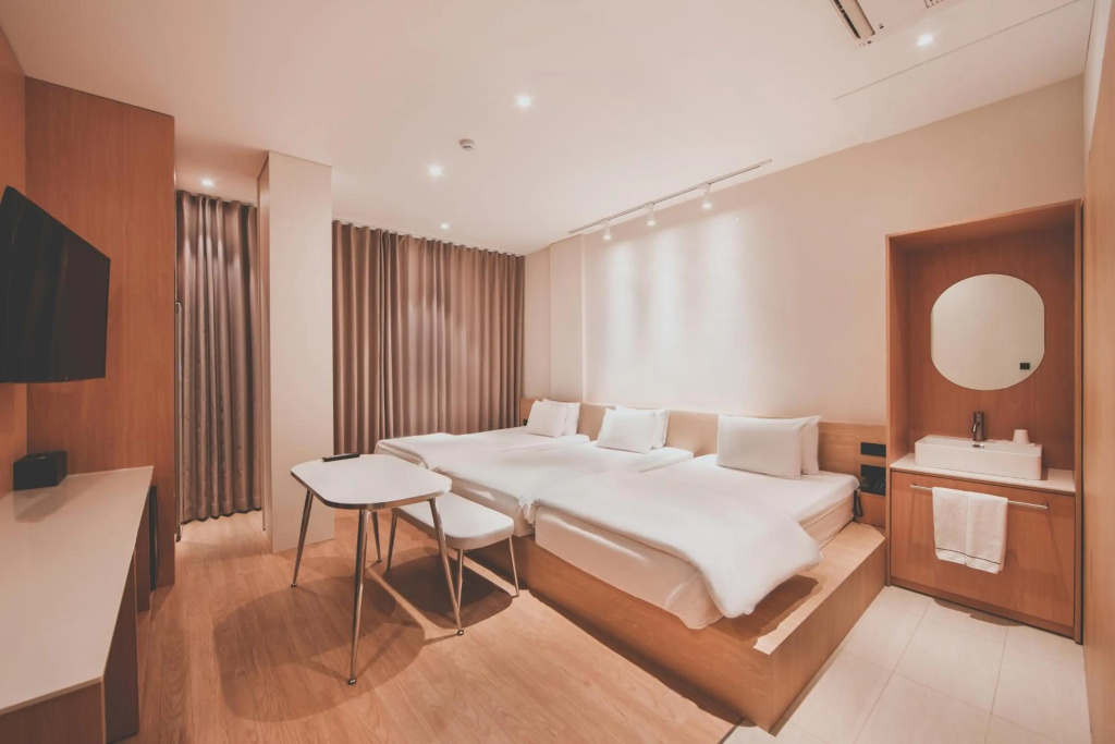 Hotel Insomnia — 3