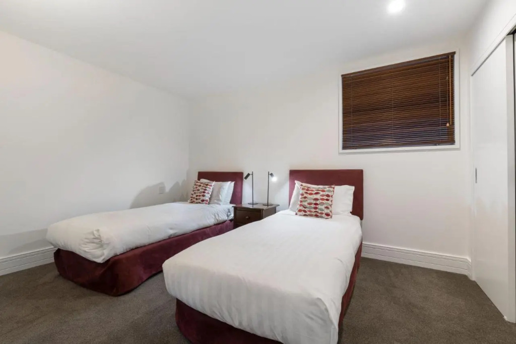 Отель Carrick 3 Walk to town with lake wiews, фото 19